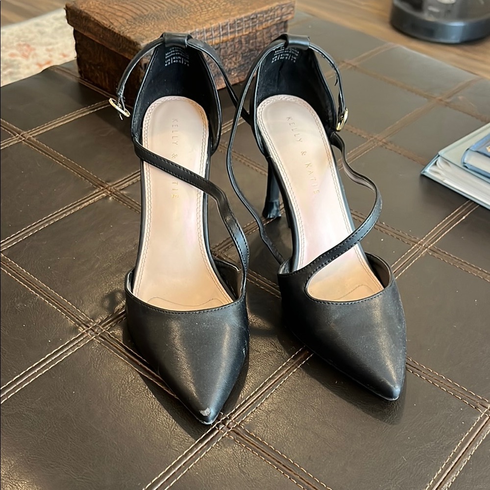 Kelly & Katie Black Pointed-Toe Heels Sleek Design